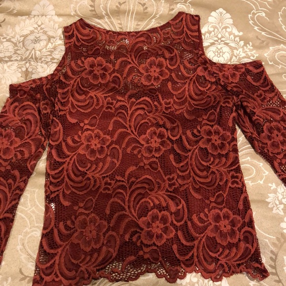 Cold shoulder lace top - Picture 2 of 2